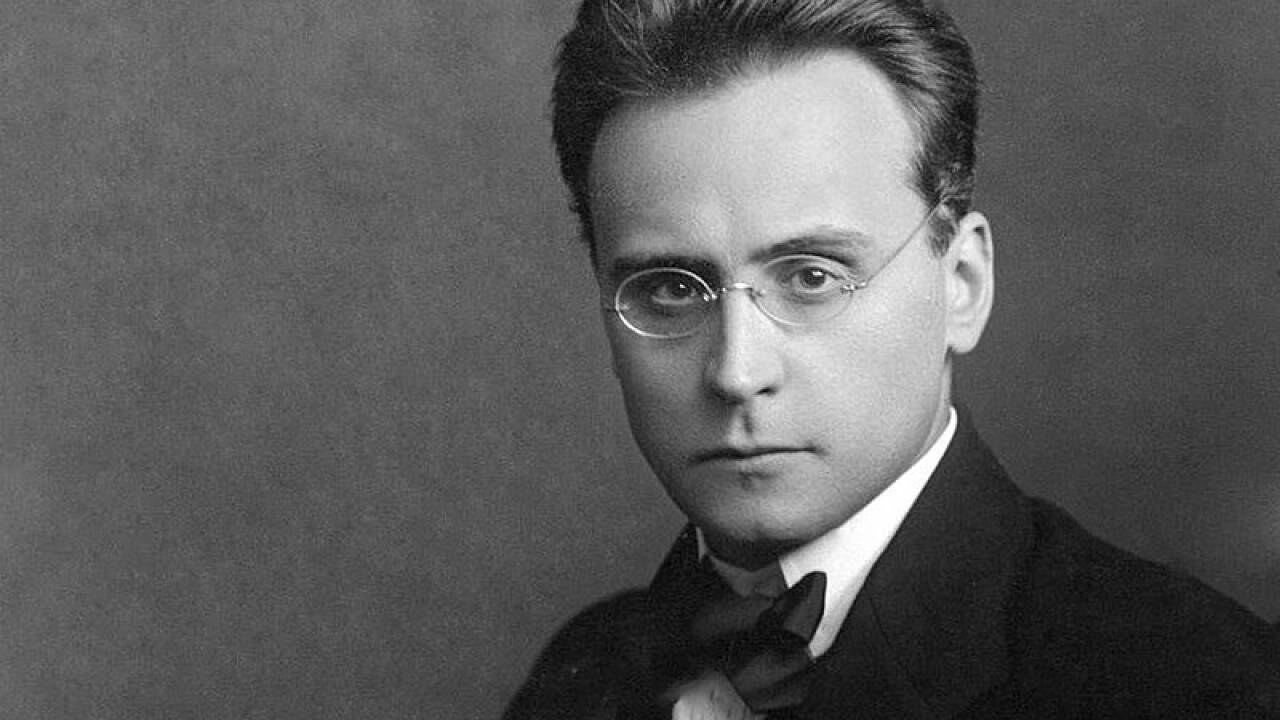 1945: Anton von Webern stirbt in Mittersill (Salzburg). Der Komponist und Schüler von Arnold Schönberg, wurde am 3. Dezember 1883 in Wien geboren. 1922-1934 war er Leiter und Dirigent der Arbeiter-Symphoniekonzerte und ab 1923 gleichzeitig auch des Wiener Arbeiter-Singvereins. 1945: Anton von Webern stirbt in Mittersill (Salzburg). Der Komponist und Schüler von Arnold Schönberg, wurde am 3. Dezember 1883 in Wien geboren. 1922-1934 war er Leiter und Dirigent der Arbeiter-Symphoniekonzerte und ab 1923 gleichzeitig auch des Wiener Arbeiter-Singvereins.