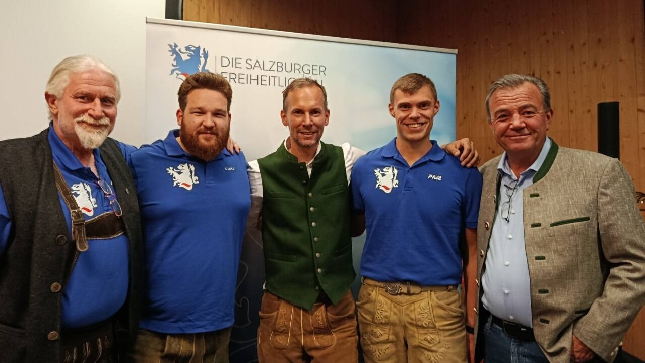Der neue Bezirksparteiobmann Rupert Ortner (m.) mit Stellvertreter Philip Rohrmoser (2.v.r.), dem scheidenden Obmann Christian Pewny (r.) und Mitgliedern der gastgebenden Bischofshofener FPÖ bei Bezirksparteitag im Österreichhaus.  