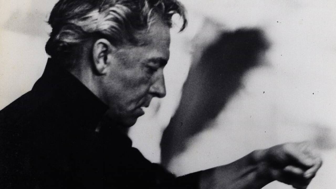 1960: Der österreichische Dirigent Herbert von Karajan legt in West-Berlin den Grundstein zum Neubau der Berliner Philharmonie am Kemperplatz. 