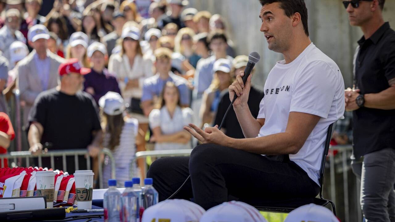 Charlie Kirk vertrat erzkonservative Ansichten, zum Beispiel, dass Abtreibungen selbst nach einer Vergewaltigung verboten gehören. Im Bild unmittelbar bevor er erschossen wurde. 