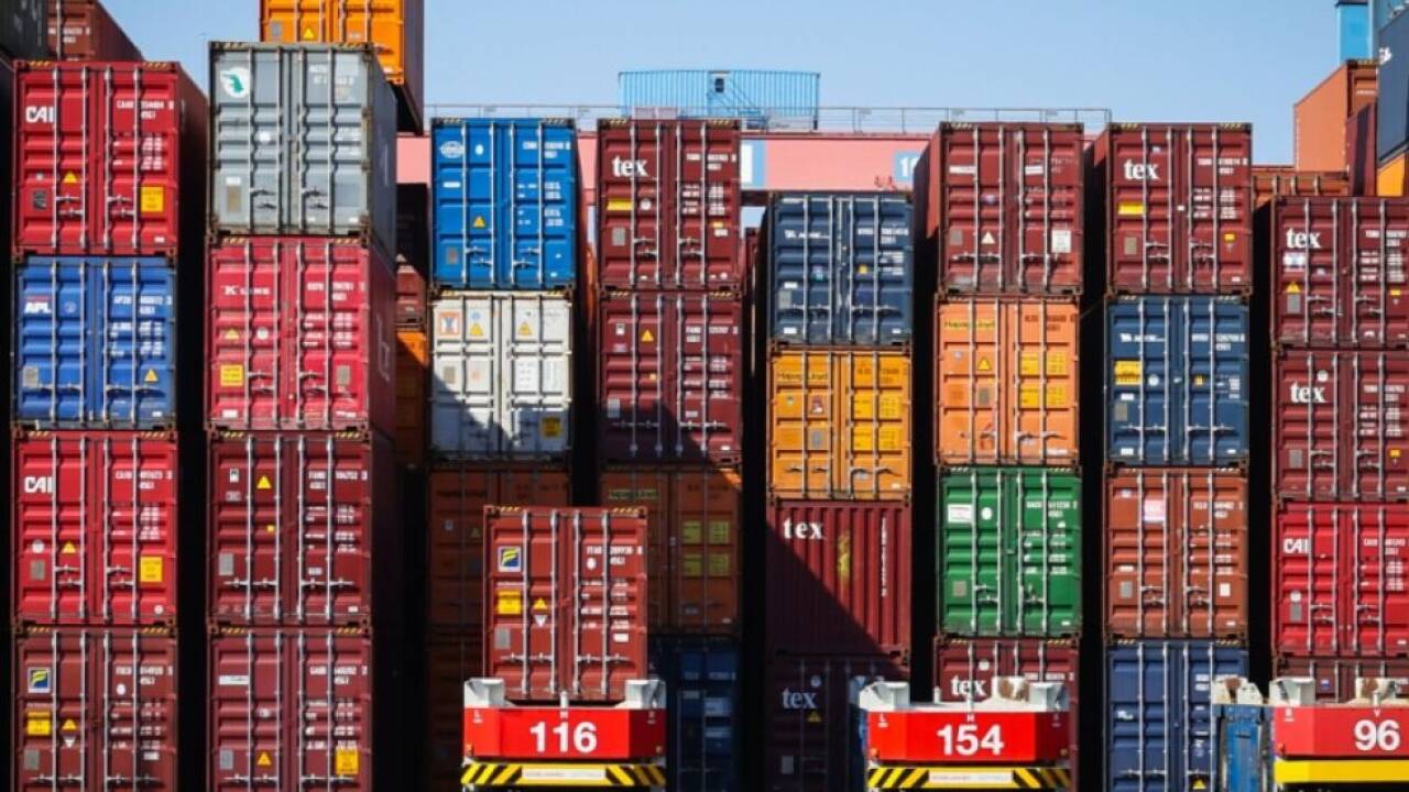 Container-'Tetris' in einem Hafenterminal 