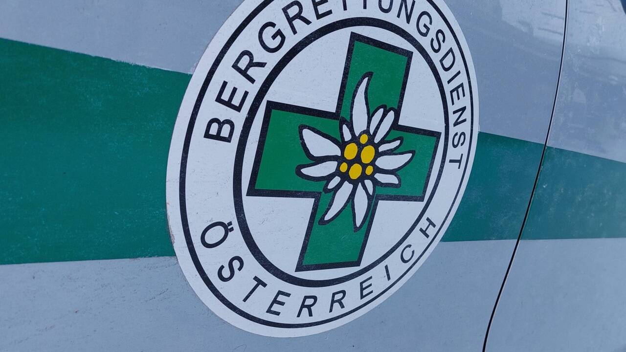 Bergretter, Alpinpolizisten und ein Notarzt eilten der verletzten Wanderin zu Hilfe. 