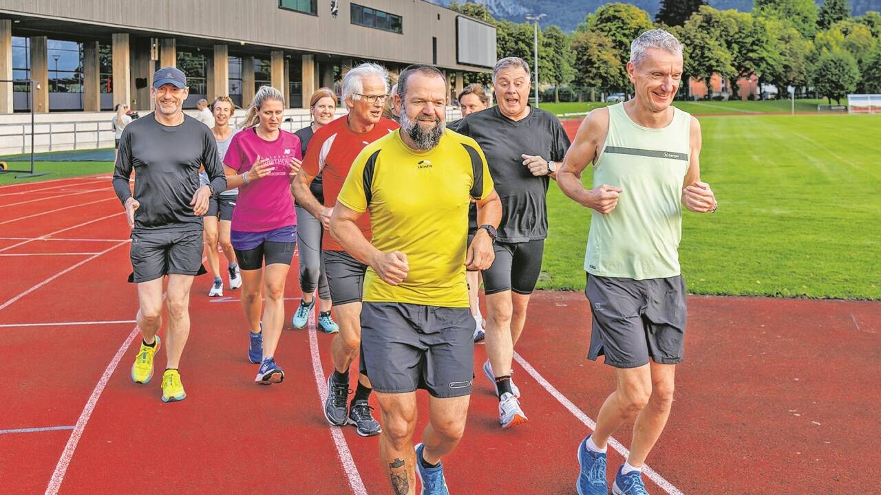 Das Lauftraining am Mittwoch am Abend im Sportzentrum Rif kombiniert Kraft- mit Ausdauertraining. Die Teilnehmerinnen und Teilnehmer sind 25 bis 81 Jahre alt.  