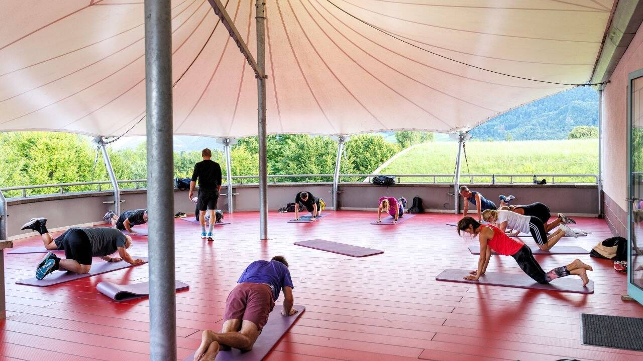 Das Lauftraining am Mittwoch am Abend im Sportzentrum Rif kombiniert Kraft- mit Ausdauertraining. Die Teilnehmerinnen und Teilnehmer sind 25 bis 81 Jahre alt.  