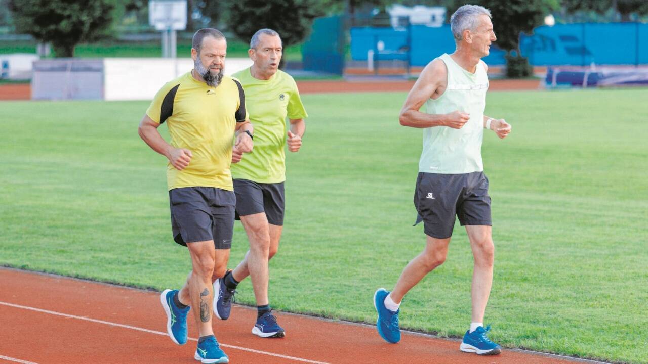 Das Lauftraining am Mittwoch am Abend im Sportzentrum Rif kombiniert Kraft- mit Ausdauertraining. Die Teilnehmerinnen und Teilnehmer sind 25 bis 81 Jahre alt.  