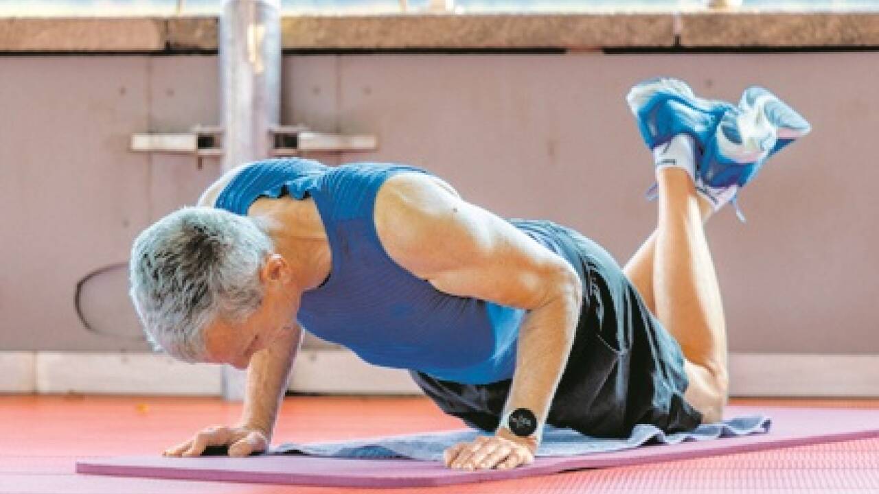 Das Lauftraining am Mittwoch am Abend im Sportzentrum Rif kombiniert Kraft- mit Ausdauertraining. Die Teilnehmerinnen und Teilnehmer sind 25 bis 81 Jahre alt.  