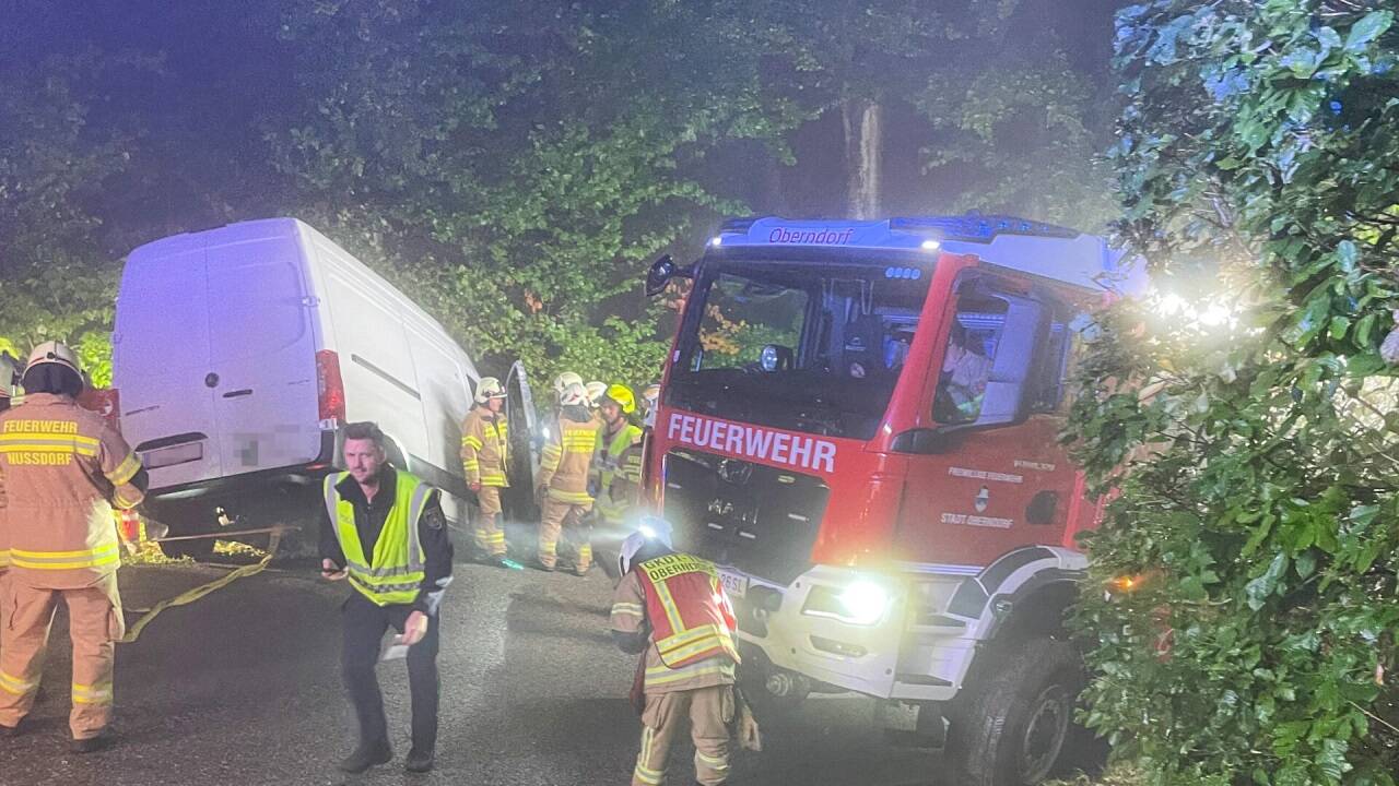 Lenker-krachte-mit-Kastenwagen-gegen-Baum-Feuerwehreinsatz-in-Nu-dorf