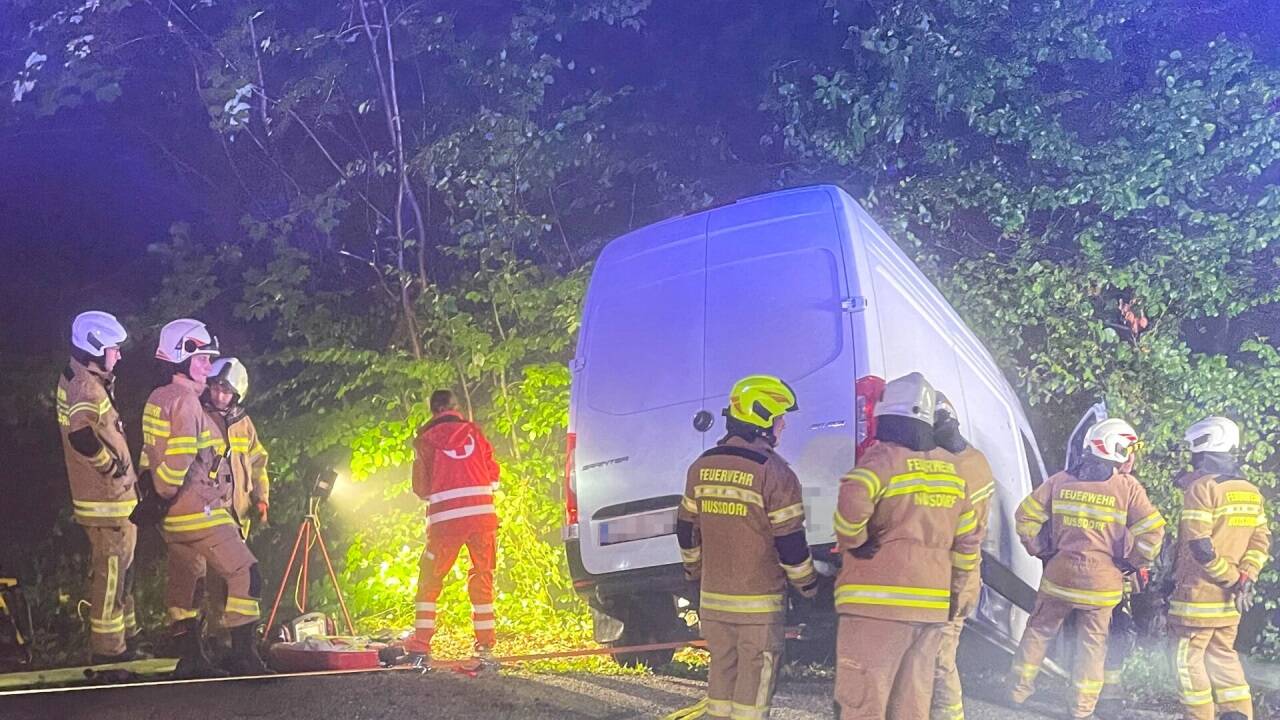 Der Kastenwagen war von der steilen Fahrbahn abgekommen. 