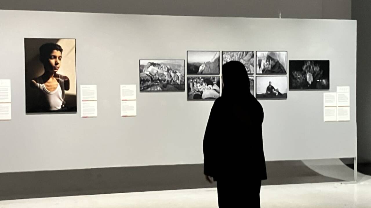 Samar Abu Elouf vor dem Gewinnerbild im WestLicht 