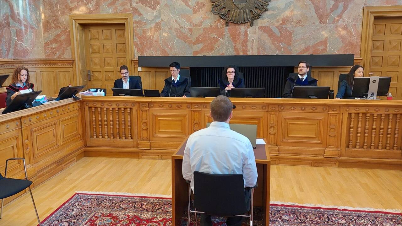 Der Mordangeklagte unmittelbar vor Prozessbeginn vor dem Geschworenengericht unter Vorsitz von Richterin Martina Kocher (Mitte). Links im Bild: Staatsanwältin Karin Sperling.  
