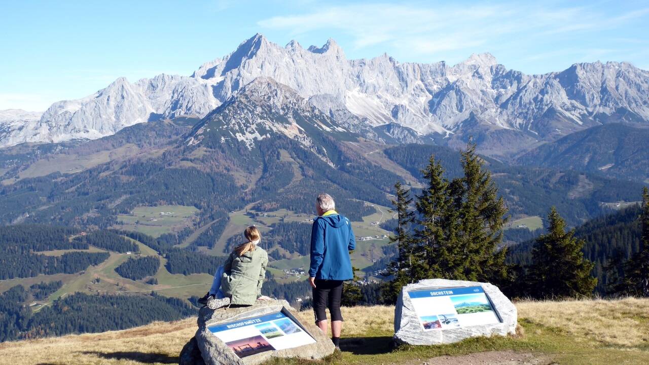 Vom Rossbrandplateau breitet sich ein gewaltiges Panorama aus, hier mit Blick auf Dachstein und Gosaukamm. 
