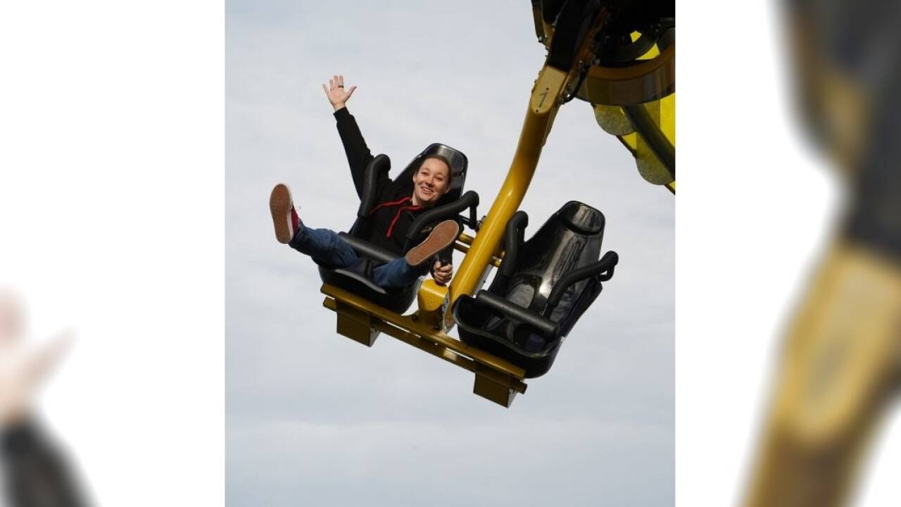 Auf der Hängeachterbahn zum Selbersteuern: Hummel Brummel im Schwabenpark östlich von Stuttgart.  Auf der Hängeachterbahn zum Selbersteuern: Hummel Brummel im Schwabenpark östlich von Stuttgart.