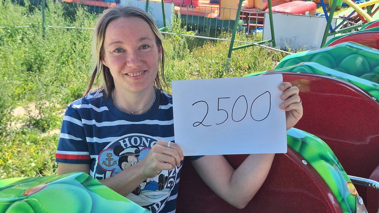 Beim „High Five“ der Dauling-Dragon-Achterbahn im chinesischen Wuhan können die Passagiere von zwei Zügen einander quasi „abklatschen“.  Beim „High Five“ der Dauling-Dragon-Achterbahn im chinesischen Wuhan können die Passagiere von zwei Zügen einander quasi „abklatschen“.