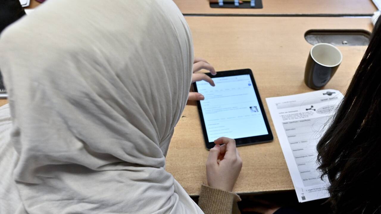 Ab kommendem Sommersemester sollen Kopftücher bis Ende der achten Schulstufe auf den Schulen verbannt werden, so der Plan der Regierungskoalition aus ÖVP, SPÖ und Neos.  