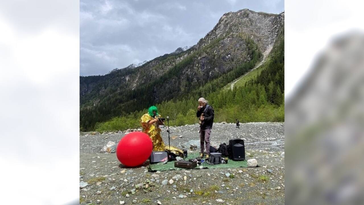 Exkursion ins Habachtal: Natalia Pschenitschnikova und Wolfgang Seierl gestalteten heuer auch Performances beim Festival Supergau. 