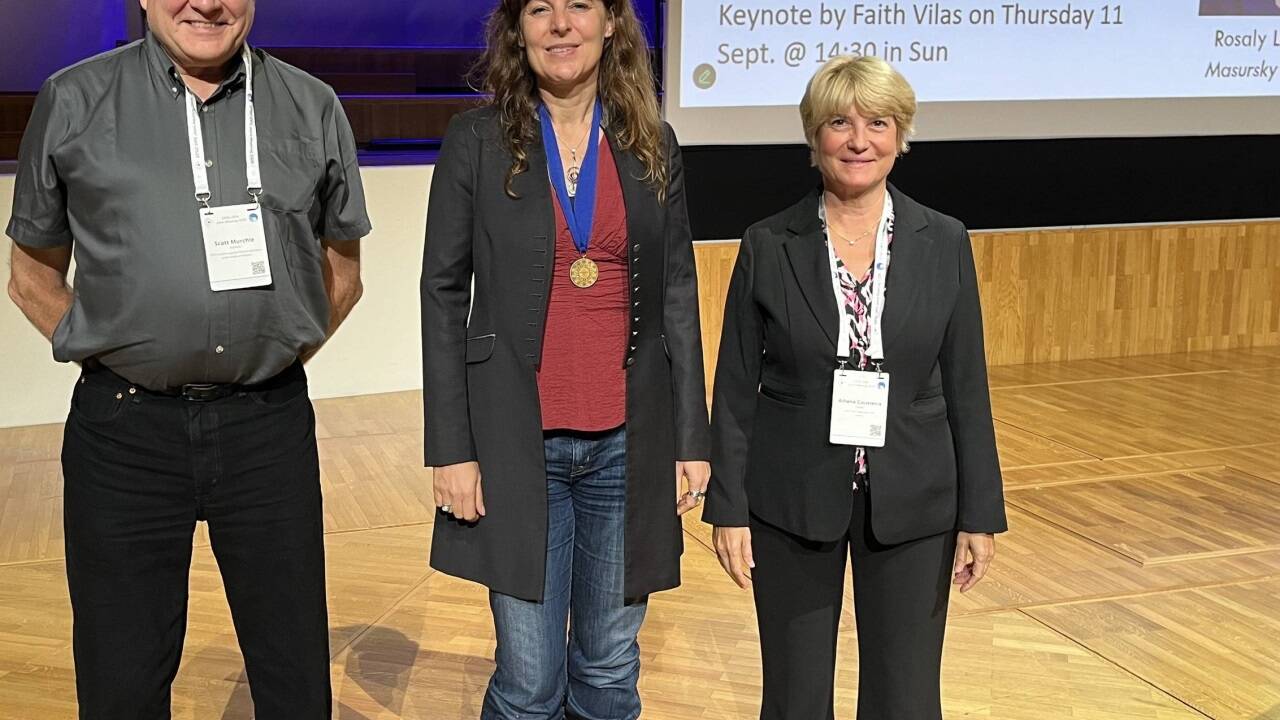 Astronomin Lisa Kaltenegger (Bildmitte) wurde am Donnerstagnachmittag bei einem internationalen Astronomie-Kongress in Helsinki mit der Carl-Sagan-Medaille ausgezeichnet.  