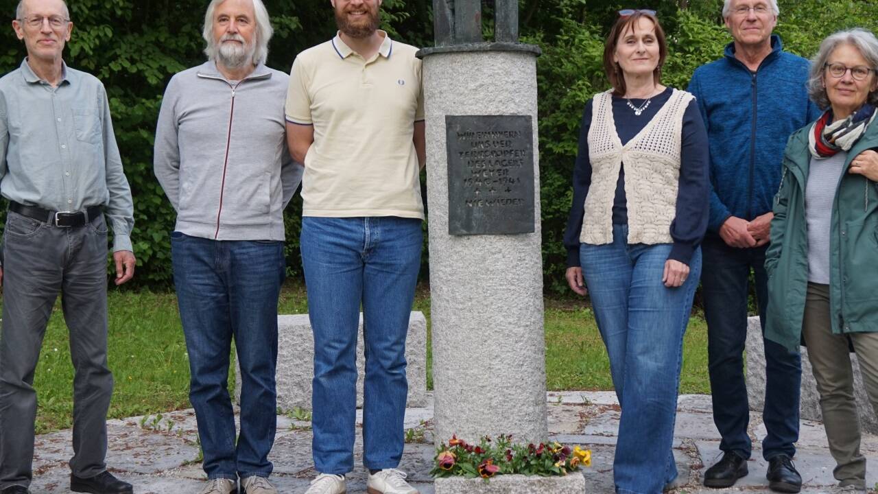 David Mehlhart (Dritter von links) mit Mitgliedern des Vereins bei der Erinnerungsstätte Lager Weyer/Innviertel. Mit dem Mahnmal macht der gleichnamige Verein auf vergangene Schreckenstaten aufmerksam. Links neben Mehlhart zu sehen ist der Obmann und Mit-Gründer Ludwig Laher. 