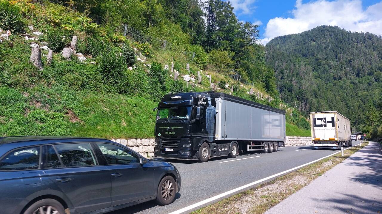 Rund zehn Meter oberhalb der B 178 wird der Damm gebaut. 