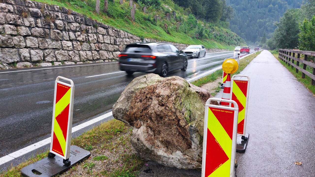 Am 16. August stürzte ein zwei bis drei Tonnen schwerer Felsen auf die Straße. 