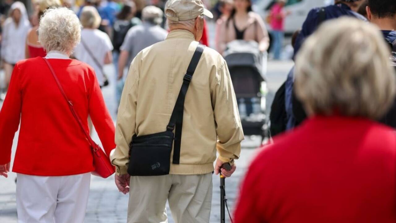 Auch Senioren müssen beim Sparen helfen 
