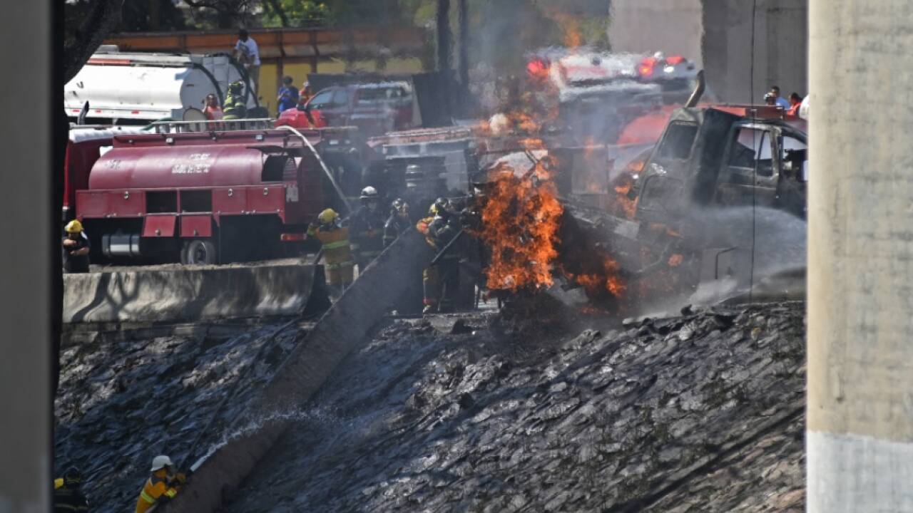 Tankwagen kippte unter Autobahnüberführung um 