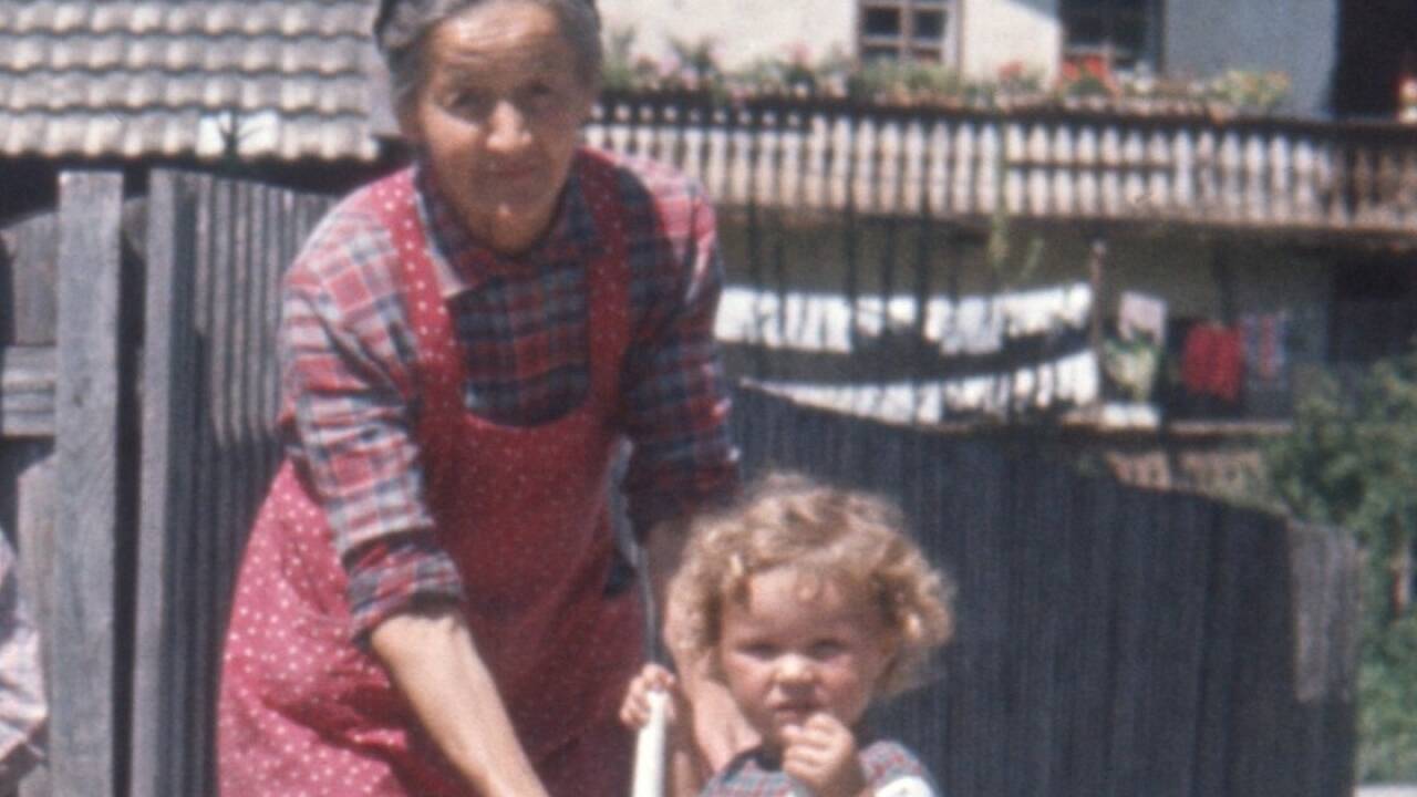 Das Foto mit meiner Großmutter und mir stammt aus dem Jahr 1966, im Hintergrund ist das einstige „Schwabenhaus“ im Bramberger Ortszentrum zu sehen. 