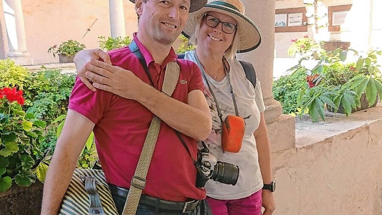 Bernd Huber mit seiner Frau Ute auf einer Burgenerkundungstour.  