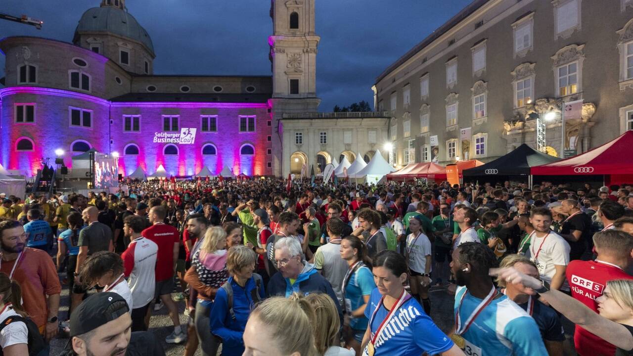 Auch zu später Stunde waren noch Tausende Läuferinnen und Läufer in der Altstadt. 