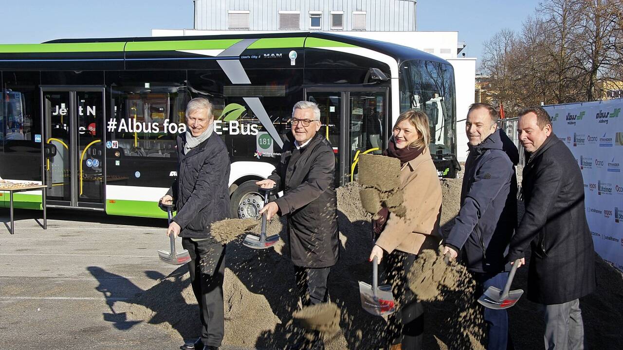 Offizieller Baustart für die Errichtung einer Photovoltaikanlage auf dem Gelände der Firma Albus in Salzburg-Maxglan am 5. Dezember 2024. Das Foto zeigt den Spatenstich mit Ludwig Richard (Vorstand Busunternehmen Dr. Richard), Landesrat Josef Schwaiger, Stadträtin Anna Schiester, Bürgermeister Bernhard Auinger und Hermann Häckl, Geschäftsführer von Albus. 