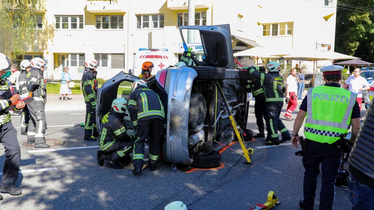 Die Berufsfeuerwehr befreite den Unfalllenker aus dem Fahrzeug. 