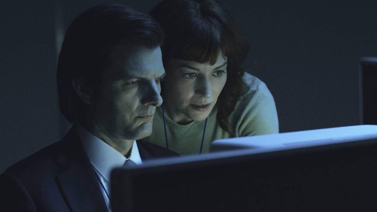 Adam Scott und Britt Lower in einem der Emmy-Favoriten: „Severance“. 