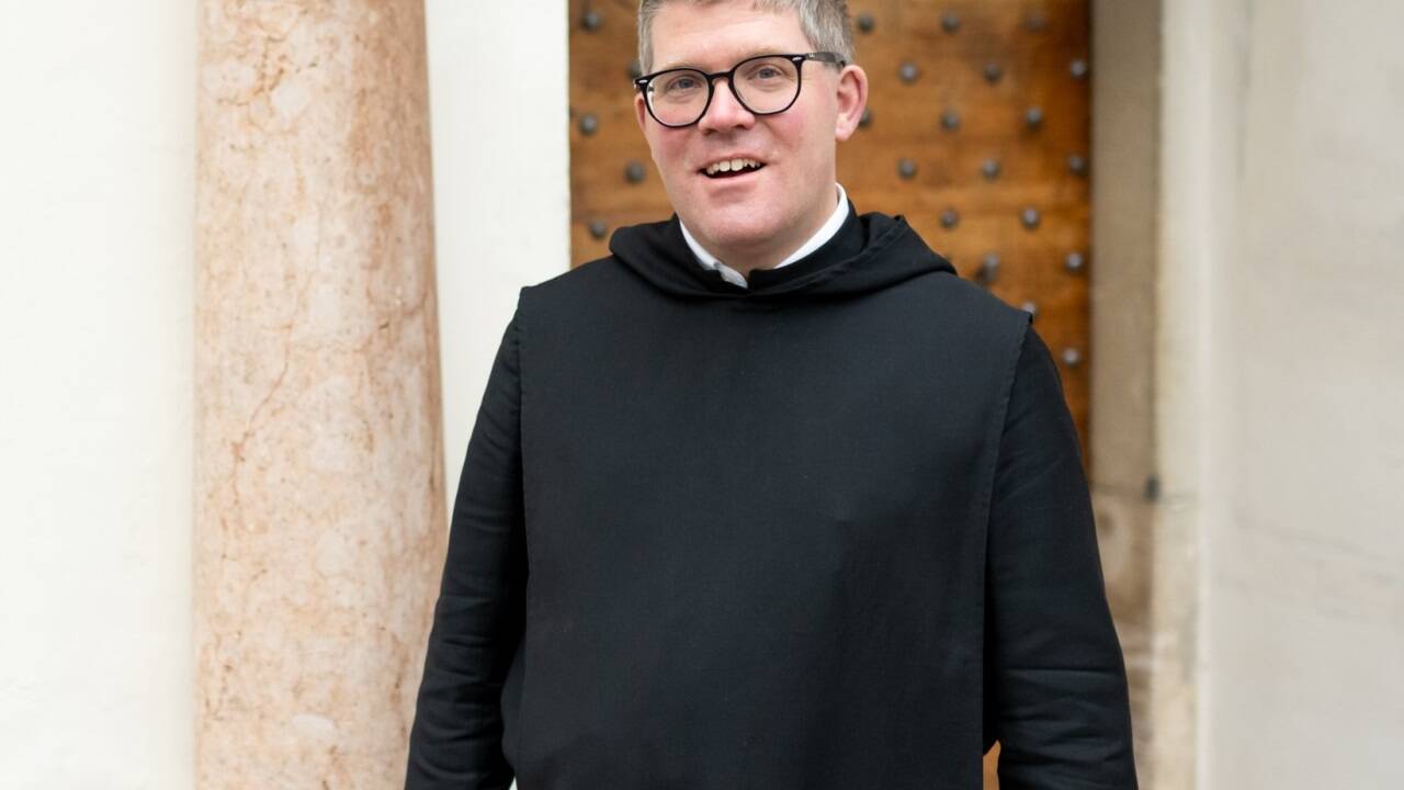 Pater Virgil Steindlmüller vor dem Kloster der Erzabtei St. Peter in der Salzburger Altstadt. 