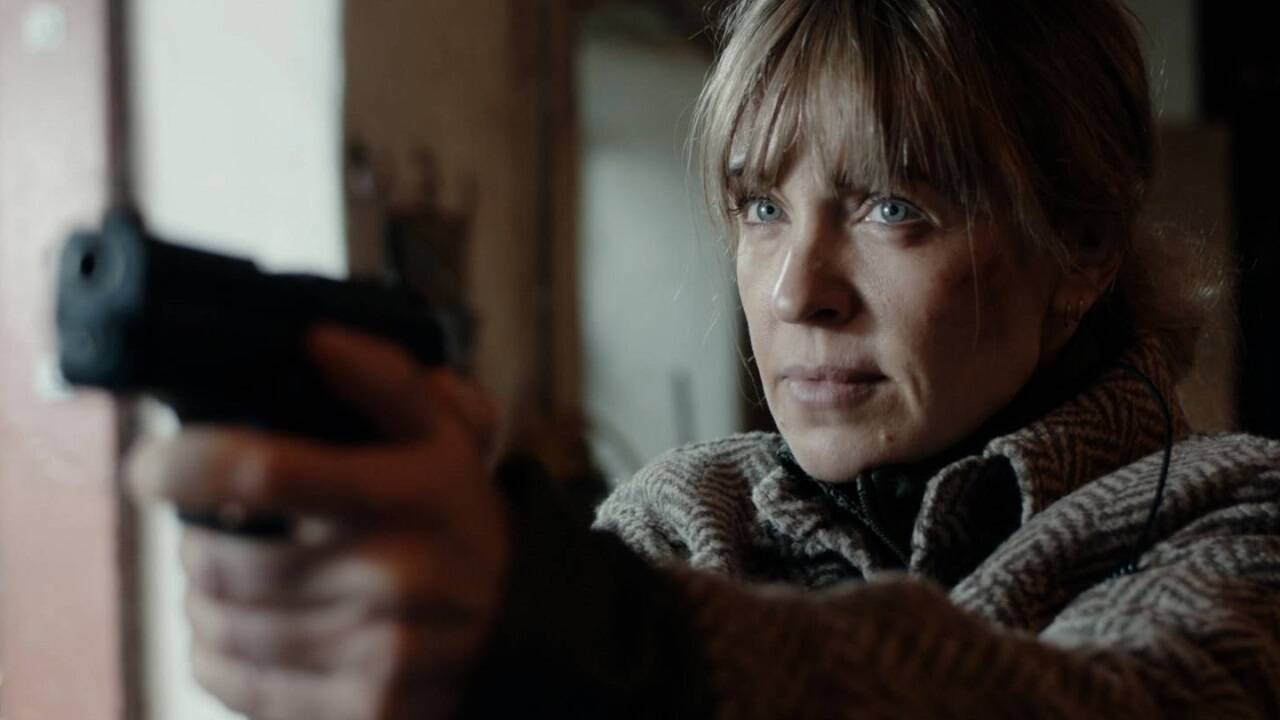 Laura (Julie R. Ølgaard) ist sich sicher, dass sie den Killer direkt vor sich hat. 