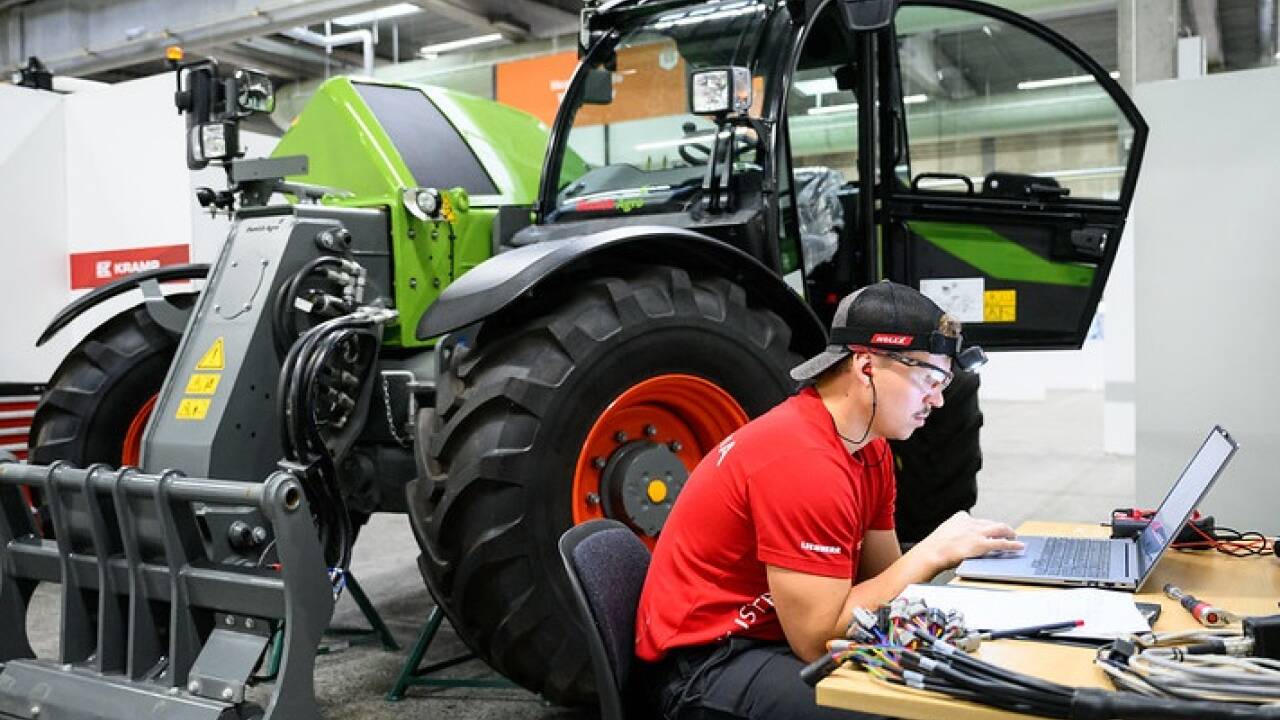 Landmaschinentechniker Marvin Gassner war hochkonzentriert bei der Arbeit. 