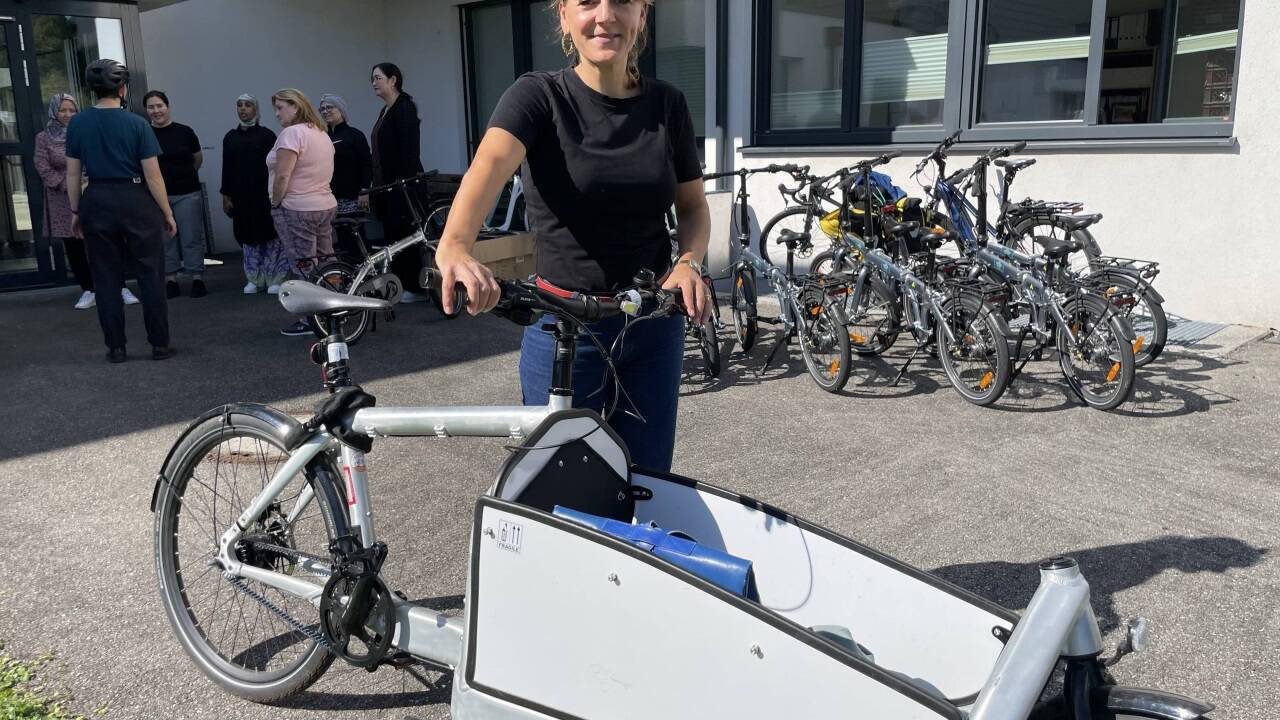 Hamda Abdillah sitzt zum ersten Mal auf einem Fahrrad. „Das wollte ich schon immer einmal machen“. 