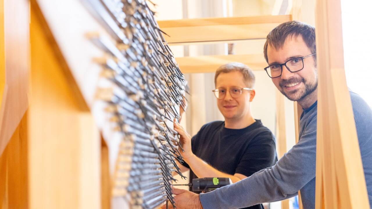 Die Orgelbauer Philipp Friedrich (r.) und Manuel Keller von der deutschen Firma Lenter bei der Arbeit in der evangelischen Christuskirche.  