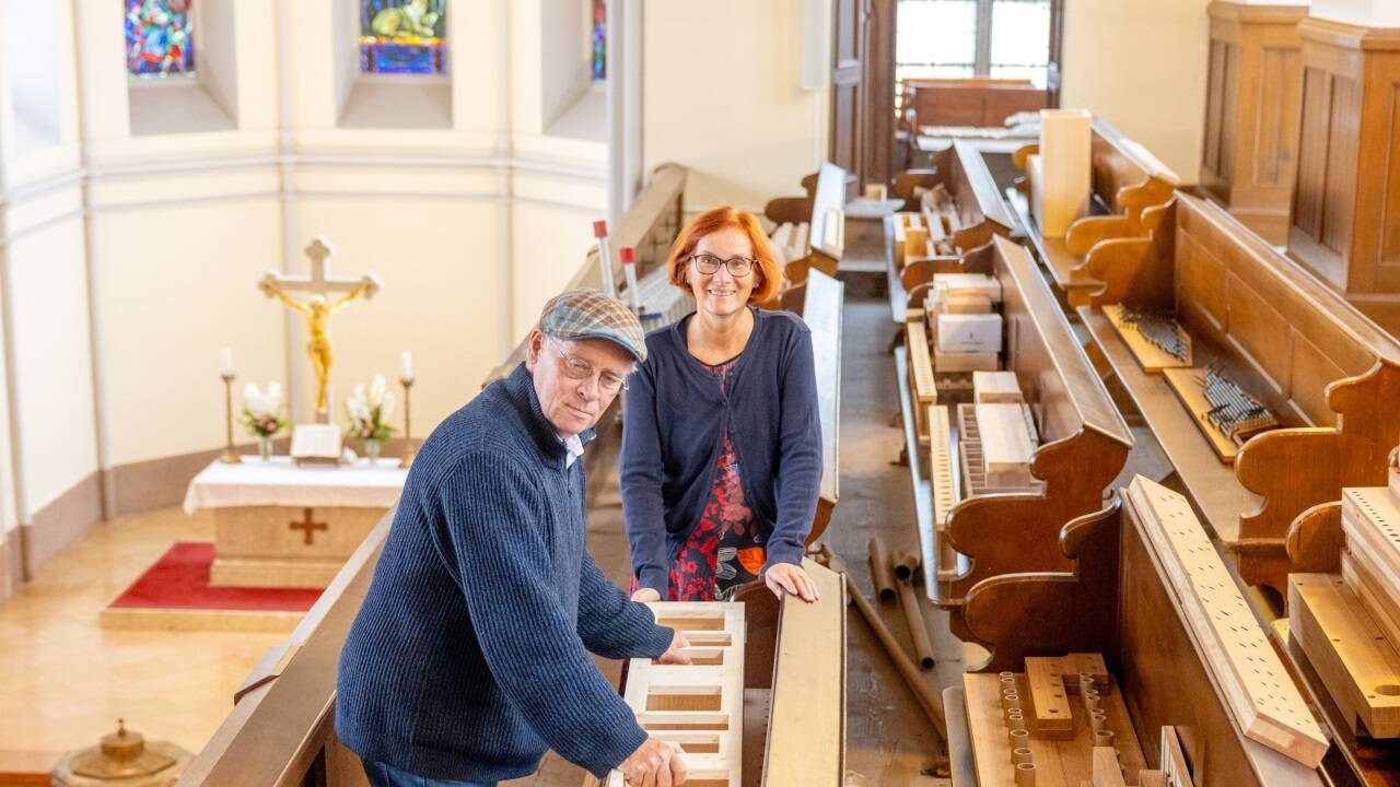 Pfarrerin Margit Geley und Organist Markus Bunge in der evangelischen Christuskirche.  