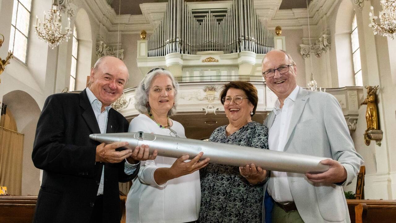 Große Freude über die neue Orgel in der Pfarrkirche in Salzburg-Gnigl. V.l.: Pfarrprovisor Johann Schwaighofer, Organistin Beate Mc Coy sowie Helene Lettner vom Orgelbauverein und Obmann Karl Zallinger. 
