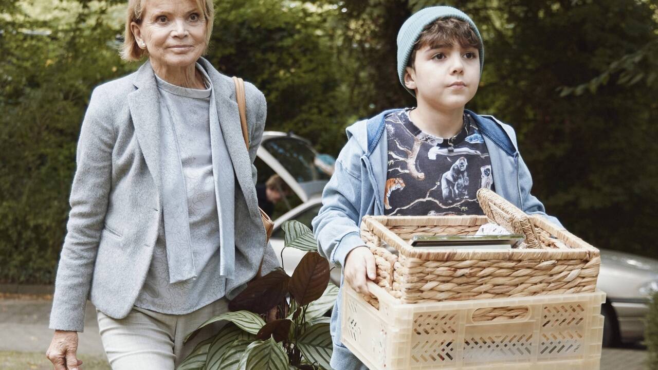 Beim Einzug in die Seniorenresidenz hat Irene (Uschi Glas) Unterstützung von ihrem durchaus skeptischen Enkel Momo (Fino Murteira Dayekh). 