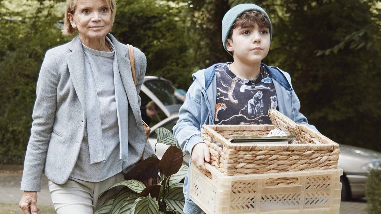 Beim Einzug in die Seniorenresidenz hat Irene (Uschi Glas) Unterstützung von ihrem durchaus skeptischen Enkel Momo (Fino Murteira Dayekh). 