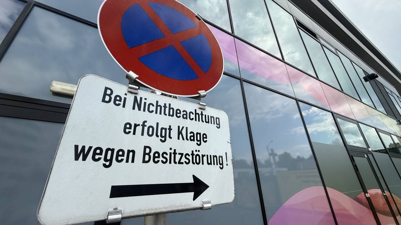 Die „Parkplatzabzocke“ in der Schumacherstraße hat aus sich der Arbeiterkammer eine nicht mehr tragbare Dimension angenommen. Nun unterstützt man einen Betroffenen. Die „Parkplatzabzocke“ in der Schumacherstraße hat aus sich der Arbeiterkammer eine nicht mehr tragbare Dimension angenommen. Nun unterstützt man einen Betroffenen.