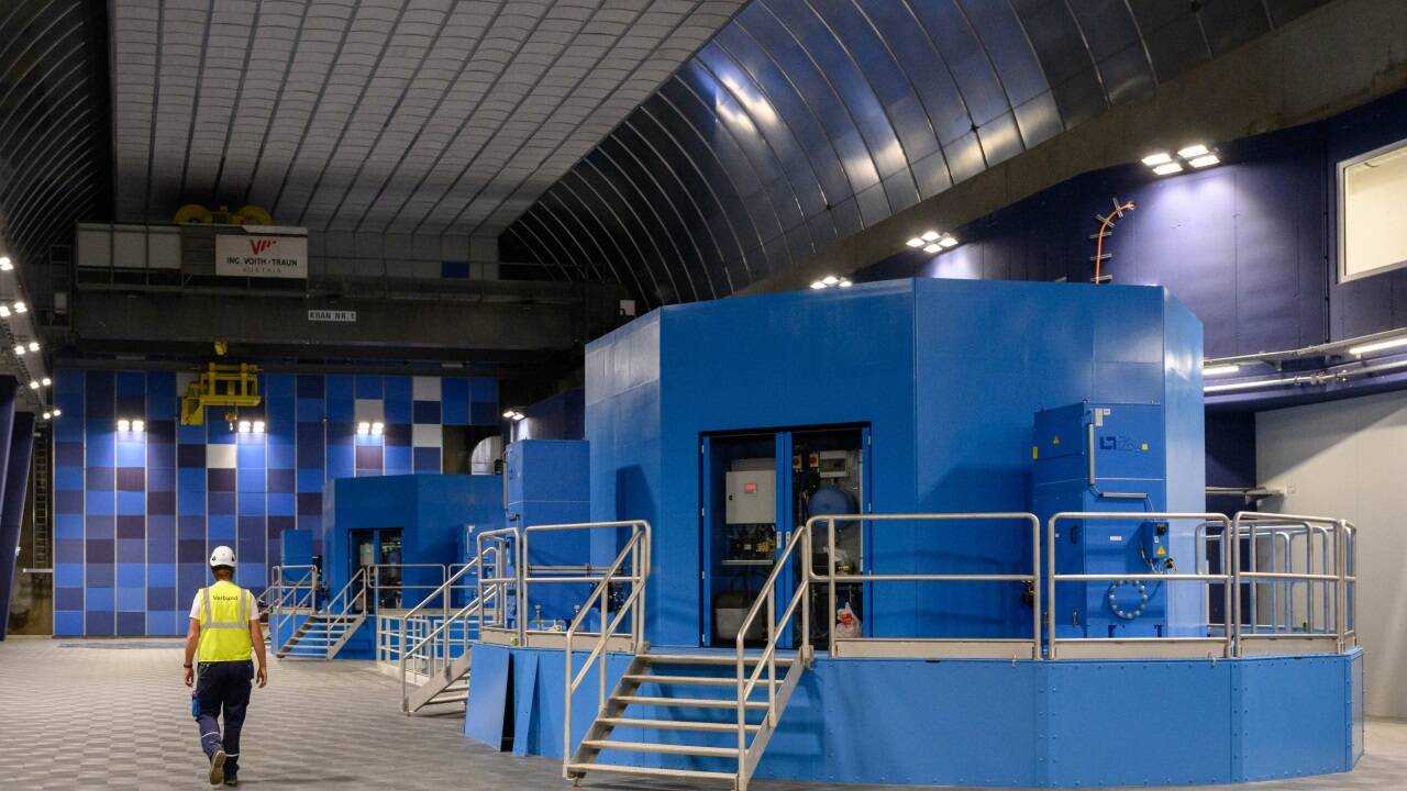 Blick in die Kraftwerkskaverne. Zu sehen ist der obere Teil. Im Rohzustand war sie so groß, dass das Mittelschiff des Stephansdoms darin Platz gehabt hätte. 