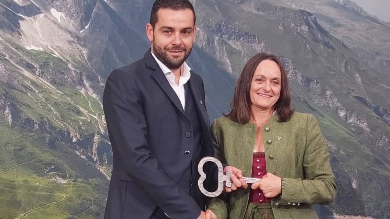 Der Projektleiter beim Bau von Limberg III, Christian Rieder, überreichte den symbolischen Schlüssel an Werksgruppenleiterin Tanja Janisch-Breuer, die zukünftige Chefin im Kraftwerk. 