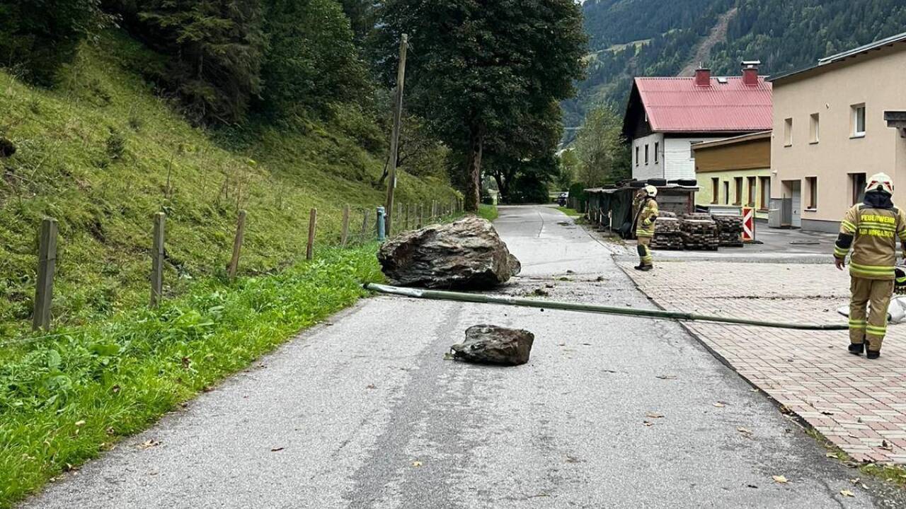 Der Felsbrocken landete in der Nähe mehrere Häuser auf der Straße. 