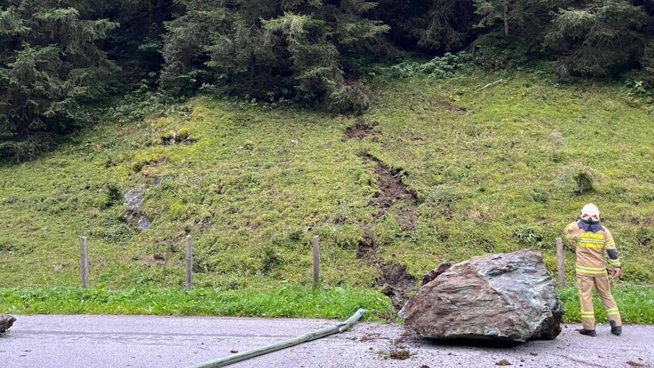 Der Felsbrocken landete in der Nähe mehrere Häuser auf der Straße. 