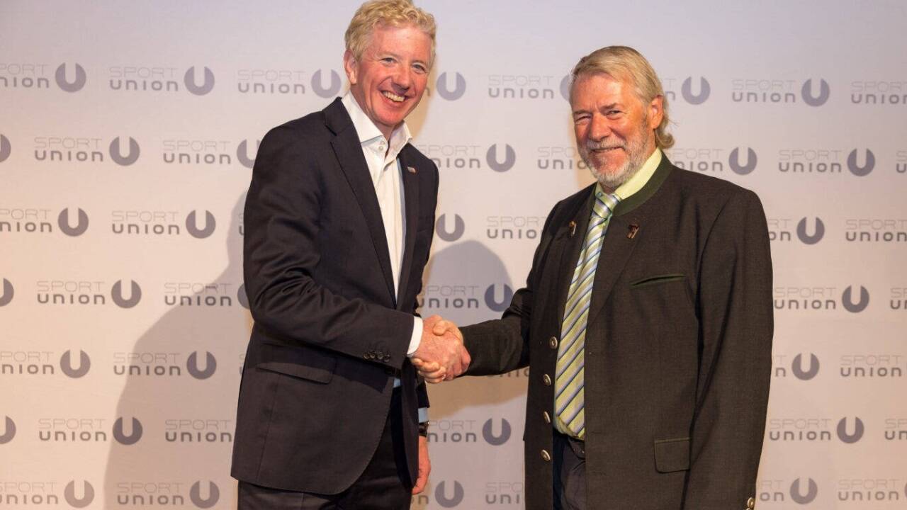Sportunion-Österreich-Präsident Peter McDonald (links) gratuliert Herbert Steinhagen.  