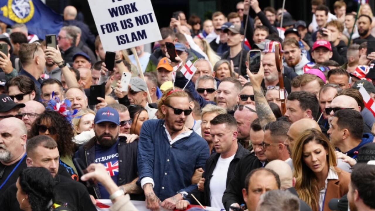 Zehntausende Menschen versammelten sich auf den Stra§en 