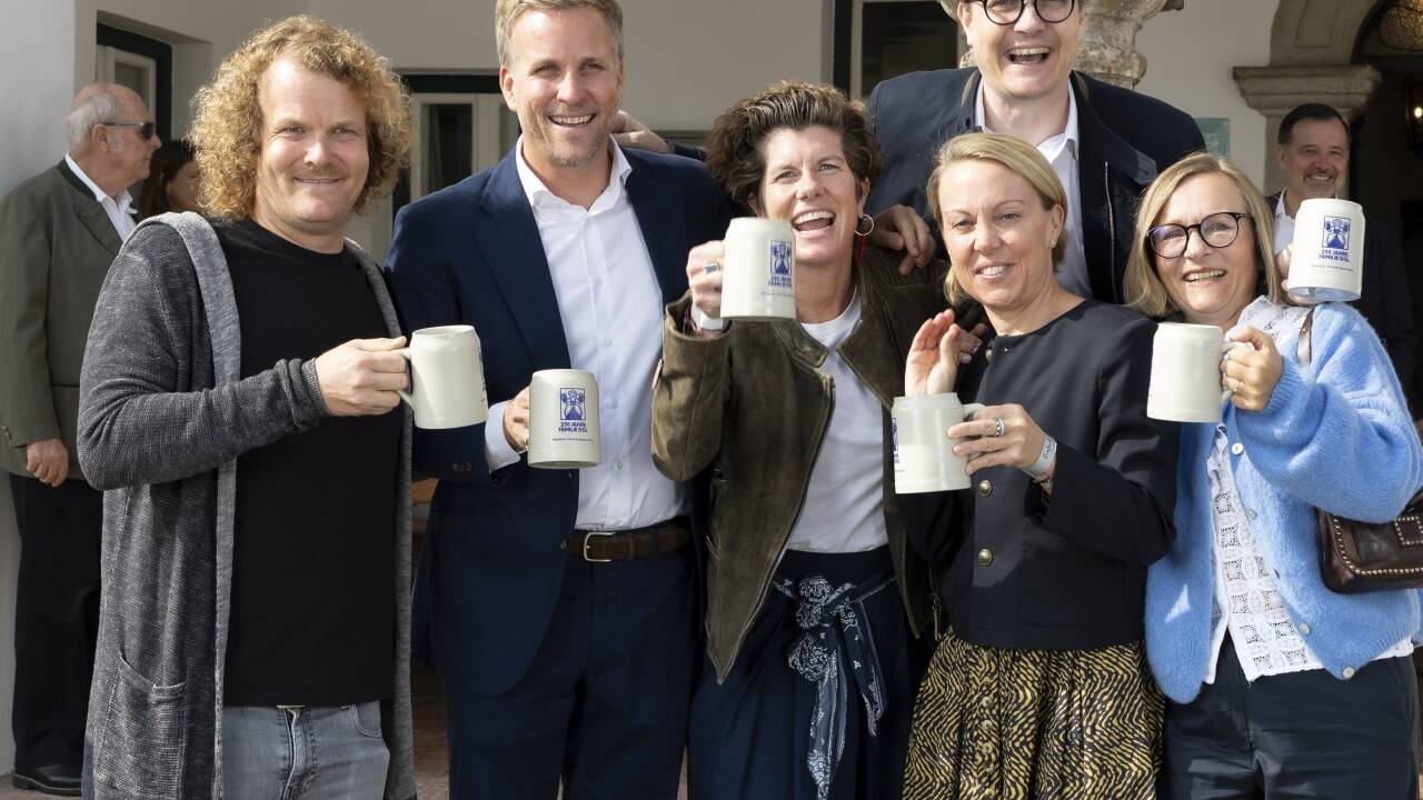 Persönlichkeiten aus Wirtschaft, Kultur, Politik und Brauwesen sowie langjährige Wegbegleiter feierten am Sonntag mit der Familie Sigl. Persönlichkeiten aus Wirtschaft, Kultur, Politik und Brauwesen sowie langjährige Wegbegleiter feierten am Sonntag mit der Familie Sigl.