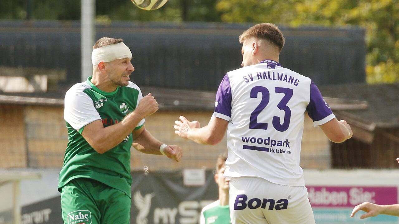 Daniel Offenbacher (links) traf in Hallwang bei Eugendorfs erstem Saisonsieg in der Salzburger Liga. 