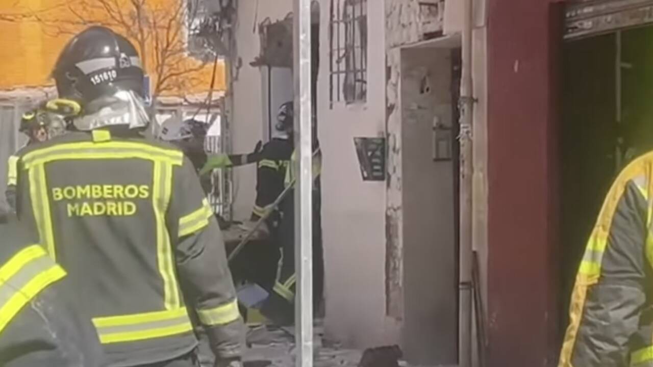In einem Beitrag auf Instagram sind teilte die Feuerwehr Madrid Bilder und Videos des zerstörten Cafés.  